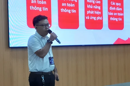 Chuyên gia phát biểu về bảo mật an ninh mạng tại hội thảo.