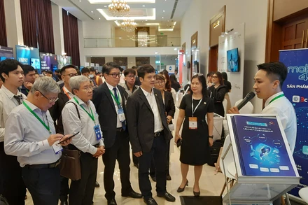 Các đại biểu tham quan các gian hàng trưng bày tại Hội nghị và Triển lãm Biztech Việt Nam 2024.