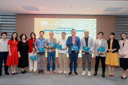 Các đại biểu chụp ảnh lưu niệm tại lễ khởi động cuộc thi.