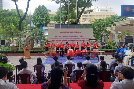 Chương trình văn nghệ đặc biệt chào mừng Quốc khánh do Câu lạc bộ Văn nghệ nhân văn thực hiện.