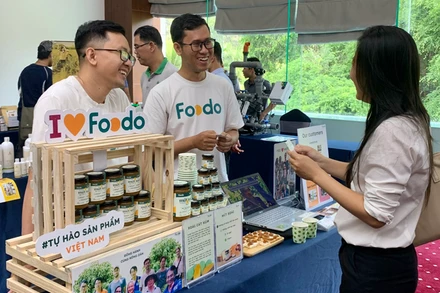 Trưng bày sản phẩm nông nghiệp xanh tại hội thảo.