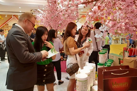 Khách hàng tham quan, mua sắm tại Tuần lễ Triển lãm sản phẩm ngành lương thực, thực phẩm năm 2023.