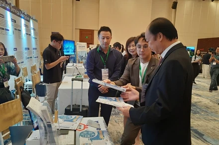 Các đại biểu tham quan các gian hàng trưng bày các giải pháp công nghệ tại Triển lãm và Hội nghị Tech4life 2024.