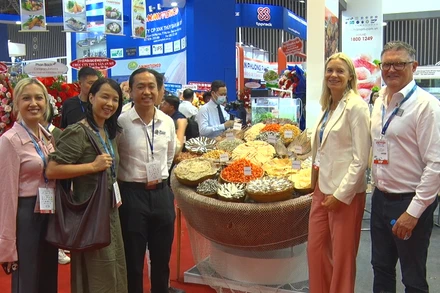 Các đại biểu tham quan các gian hàng trưng bày tại triển lãm.