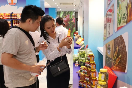 Người tiêu dùng tham quan các sản phẩm OCOP