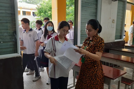 Các thí sinh làm thủ tục vào phòng thi để thi môn Ngữ văn.