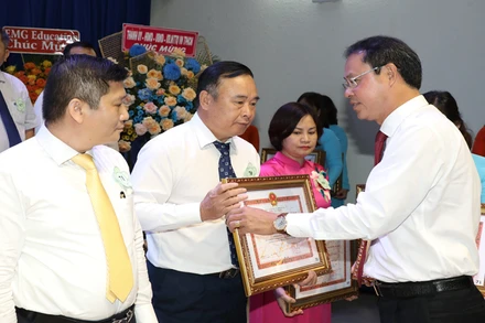 Tặng bằng khen cho các tập thể có thành tích xuất sắc trong năm học 2022-2023.