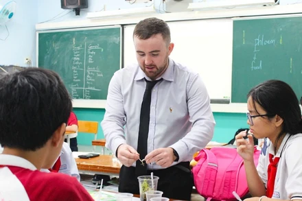 Giờ thực hành môn khoa học của học sinh Thành phố Hồ Chí Minh theo học Chương trình tiếng Anh tích hợp 