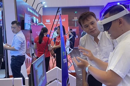 Người dân Thành phố Hồ Chí Minh tham quan Triển lãm công nghệ tại Tuần lễ Chuyển đổi số Thành phố Hồ Chí Minh năm 2023.