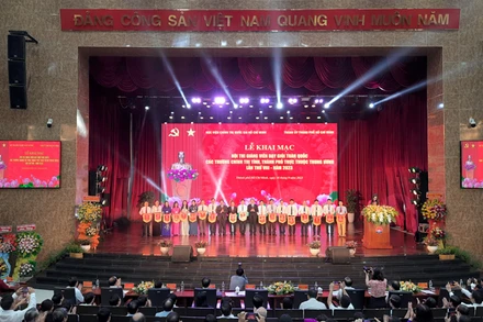 Lãnh đạo Học viện Chính trị quốc gia Hồ Chí Minh; lãnh đạo Thành ủy Thành phố Hồ Chí Minh trao cờ lưu niệm cho các trường chính trị tham gia hội thi.