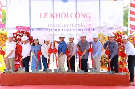 Các đại biểu thực hiện thức khởi công 