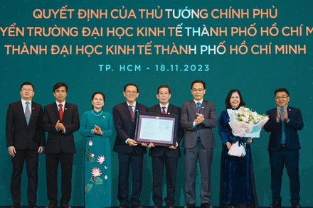 Trao Quyết định số 1146/QĐ-TTg của Thủ tướng Chính Phủ về việc chuyển Trường Đại học Kinh tế Thành phố Hồ Chí Minh thành Đại học Kinh tế Thành phố Hồ Chí Minh.