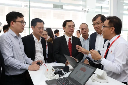 Các đại biểu thăm Trung tâm Điện tử và Vi mạch bán dẫn (ESC).