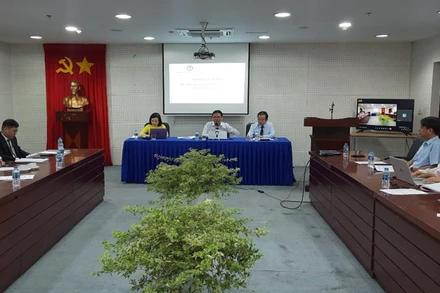 Các đại biểu chủ trì buổi tọa đàm.