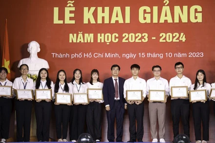 Trường đại học Luật Thành phố Hồ Chí Minh tặng bằng khen cho sinh viên đạt thành tích xuất sắc trong học tập.