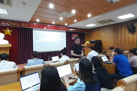 Các học viên của lớp bồi dưỡng nghe giảng viên giới thiệu những kỹ năng sử dụng AI, Chat GPT sản xuất tác phẩm báo chí.