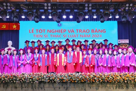 Tân tiến sĩ, thạc sĩ tại buổi lễ tốt nghiệp