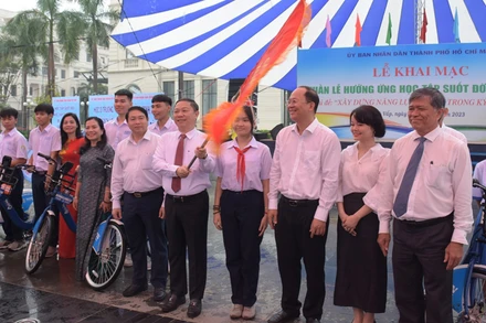 Phó Chủ tịch Ủy ban nhân dân Thành phố Hồ Chí Minh Dương Anh Đức phất cờ hiệu diễu hành nhân dịp Khai mạc Tuần lễ hưởng ứng học tập suốt đời năm 2023.