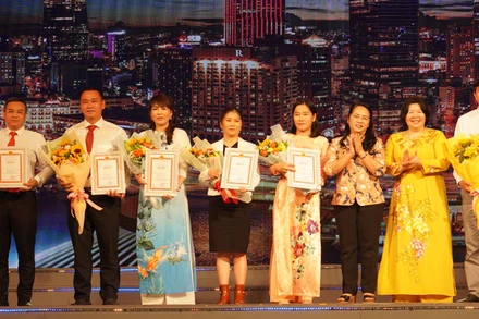 Trao quyết định công nhận OCOP cho các chủ thể.