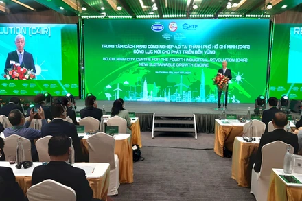 Phó Chủ tịch Ủy ban nhân dân Thành phố Hồ Chí Minh Võ Văn Hoan phát biểu tại hội thảo.