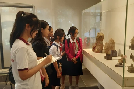 Học sinh Thành phố Hồ Chí Minh tham quan Bảo tàng Lịch sử Thành phố Hồ Chí Minh.