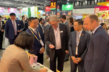 Các đại biểu tham quan các gian hàng của doanh nghiệp Thành phố Hồ Chí Minh.