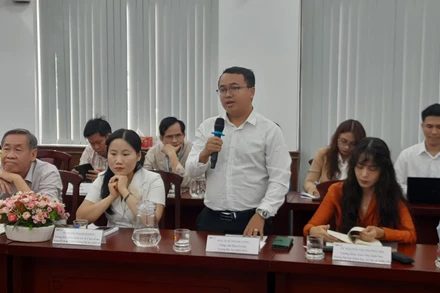 Nhà khoa học phát biểu tại Tọa đàm.