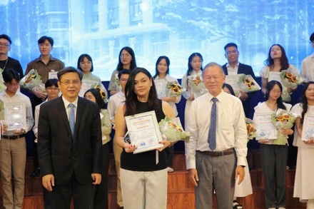 Ban Tổ chức trao giải Nhất thể loại Tản văn cho tác giả Đinh Ngọc Bảo Trân.