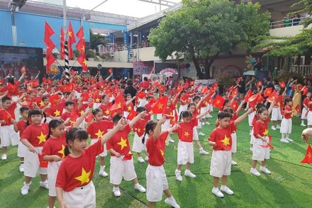 Các cháu học mầm non đồng diễn văn nghệ tại ngày hội.