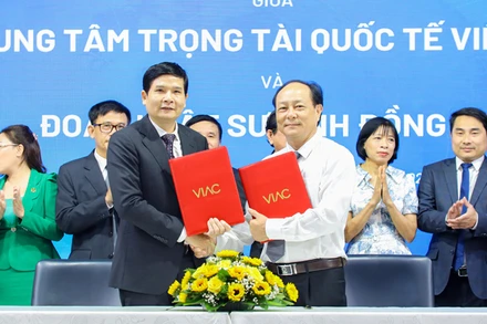 Các bên ký kết biên bản thỏa thuận hợp tác.