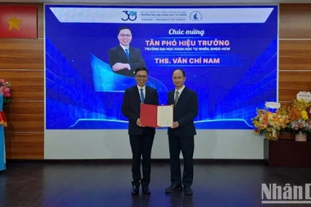 Phó Giáo sư, Tiến sĩ Trần Cao Vinh (bên phải) trao Quyết định Bổ nhiệm Thạc sĩ Văn Chí Nam làm Phó hiệu trưởng Trường đại học Khoa học tự nhiên.