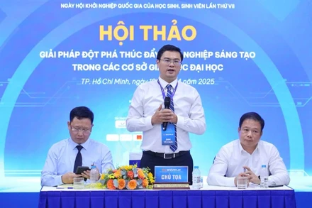 Các đồng chí chủ trì hội thảo.