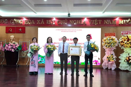 Văn phòng Sở Giáo dục và Đào tạo Thành phố Hồ Chí Minh vinh dự đón nhận Huân chương Lao động hạng Nhì.