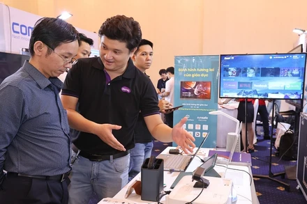 Các đại biểu tham quan các gian hàng trưng bày các giải pháp về công nghệ tại Tech4life 2023 tại Thành phố Hồ Chí Minh.