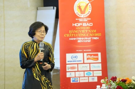 Bà Vũ Kim Hạnh, Chủ tịch Hội Doanh nghiệp hàng Việt Nam chất lượng cao phát biểu tại buổi họp báo.