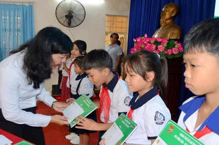 Lãnh đạo Hội Nông dân Thành phố Hồ Chí Minh trao học bổng cho con hội viên nông dân nghèo, cận nghèo.