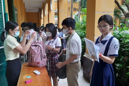 Học sinh Thành phố Hồ Chí Minh tham gia kỳ thi vào lớp 10 công lập năm học 2023-2024 tại điểm thi Trường THPT Trưng Vương, quận 1.