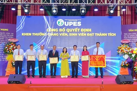 Các cá nhân, tập thể Trường đại học Sư phạm Thể dục thể thao Thành phố Hồ Chí Minh nhận Bằng khen và cờ thi đua của Bộ Giáo dục và Đào tạo.