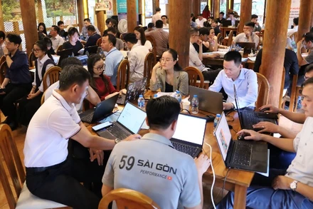 Đại diện các doanh nghiệp tập huấn ứng dụng AI.