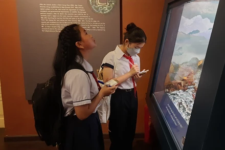 Học sinh Thành phố Hồ Chí Minh tham quan Bảo tàng Lịch sử Thành phố Hồ Chí Minh.