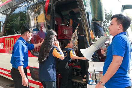 Các bạn sinh viên lên xe về quê đón Tết.