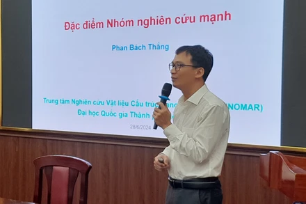Nhà khoa học trình bày tham luận tại hội thảo.