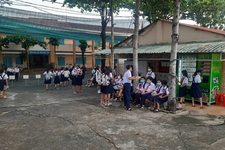 Học sinh Trường trung học cơ sở Xuân Trường, thành phố Thủ Đức tựu trường năm học 2023-2024.