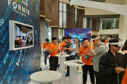 Khách tham quan trải nghiệm các công nghệ triển lãm tại FPT Techday 2024.
