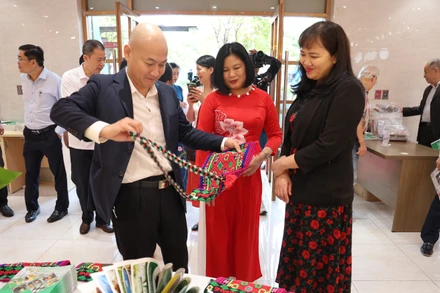 Các đại biểu tham quan các sản phẩm đặc trưng của vùng đồng bào dân tộc thiểu số và miền núi tỉnh Cao Bằng