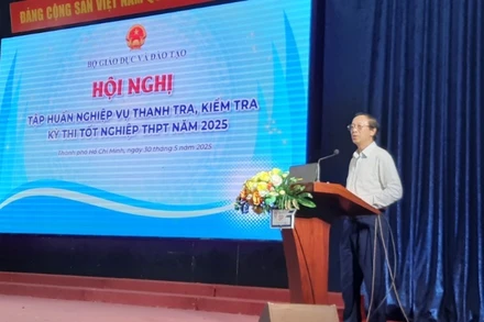 Đồng chí Phạm Ngọc Thưởng, Thứ trưởng Giáo dục và Đào tạo phát biểu tại hội nghị tập huấn.