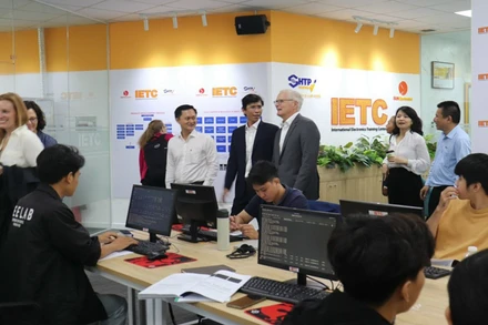 Các thành viên Hiệp hội Công nghiệp bán dẫn Hoa Kỳ thăm Trung tâm điện tử và vi mạch bán dẫn.