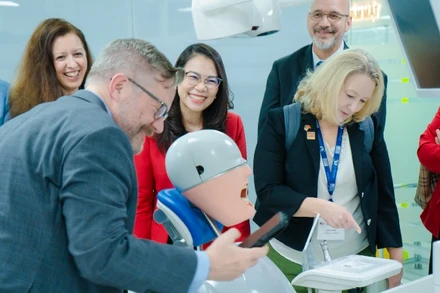 Đoàn các trường đại học Hoa Kỳ tham quan hệ thống Simulator của Khoa Răng Hàm Mặt, Trường đại học quốc tế Hồng Bàng.