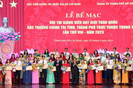 Các giảng viên đạt danh hiệu giảng viên xuất sắc nhận bằng khen và giấy chứng nhận của Học viện Chính trị quốc gia Hồ Chí Minh.