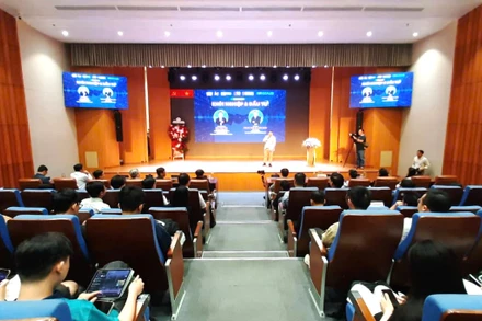 Quang cảnh buổi talkshow “Khởi nghiệp và Đầu tư”.